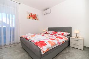 Postel nebo postele na pokoji v ubytování Luxury apartment with swimming pool Ana