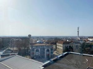vistas a la ciudad desde el techo de un edificio en Kula Apartman en Brčko
