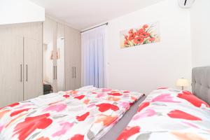 Postel nebo postele na pokoji v ubytování Luxury apartment with swimming pool Ana