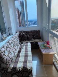 un soggiorno con divano e tavolo di Kula Apartman a Brčko