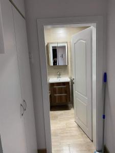 W łazience znajduje się umywalka i lustro. w obiekcie Kula Apartman w mieście Brczko