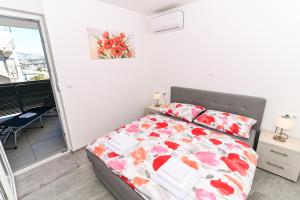 Postel nebo postele na pokoji v ubytování Luxury apartment with swimming pool Ana