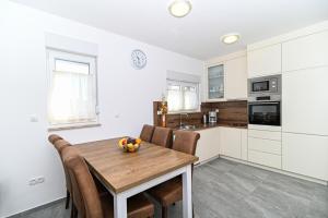 Kuchyň nebo kuchyňský kout v ubytování Luxury apartment with swimming pool Ana