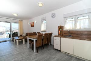 Kuchyň nebo kuchyňský kout v ubytování Luxury apartment with swimming pool Ana