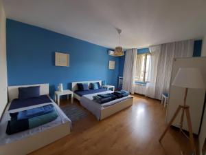 A seating area at Sunny Central Apartment