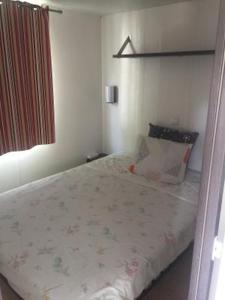 - une chambre avec un lit et une fenêtre dans l'établissement MOBIL HOME Climatisé 6 Personnes au Camping Marvilla Parks - Le Parc Des Septs Fonts, à Agde