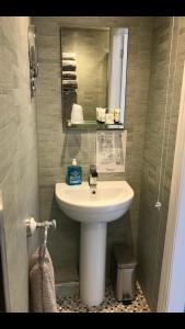 Bathroom sa Norman Guest House with Free Parking