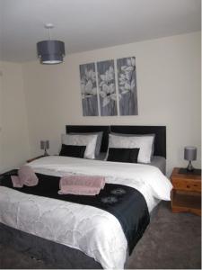 a bedroom with a large bed with two towels on it at Nant-Y-Glyn in Llandrindod Wells