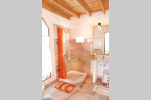 Koupelna v ubytování Romántica Fuego - Eco Retreat Finca Artis Tirma + 24 fotografií