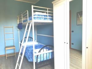 Romanina Appartamento Giuland tesisinde bir ranza yatağı veya ranza yatakları