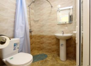 e bagno con servizi igienici, lavandino e doccia. di Garni Bread House a Garni