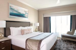 um quarto de hotel com uma cama grande e uma janela em Club Wyndham Harbour Lights em San Diego