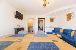 Et opholdsområde på Snug Apartments - Private Parking near DownTown