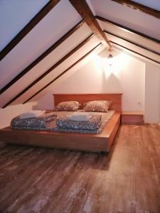 索科礦泉村的住宿－Apartman Daša，阁楼上的卧室配有一张大床