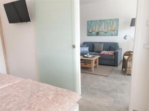 TV a/nebo společenská místnost v ubytování Apartment Jadestrand, Am Alten Deich 4-6, Whg 1 20