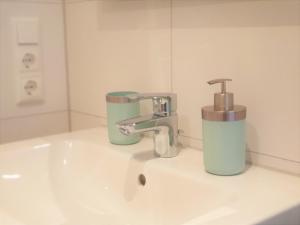 Koupelna v ubytování Apartment Jadestrand, Am Alten Deich 4-6, Whg 1 20 + 27 fotografií