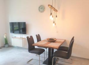 TV a/nebo společenská místnost v ubytování Apartment Auszeit, Am Alten Deich 4-6, Whg 9