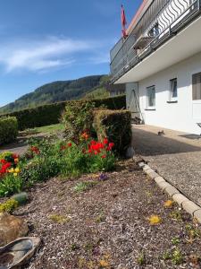 a building with a bunch of flowers in front of it at Fewo Moselblick in Traben-Trarbach