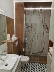 W łazience znajduje się umywalka i prysznic. w obiekcie Zajezdnia Wrzeszcz Apartamenty Jou w Gdańsku