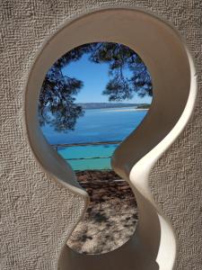 een sculptuur van een raam met uitzicht op het water bij Bol Studio Gospojica in Bol