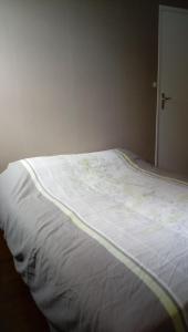 ein großes weißes Bett in einem Zimmer in der Unterkunft maison en pierre de pays in Ségrie
