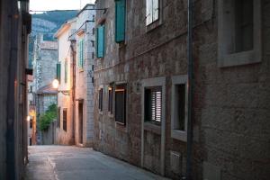 an empty alley with a building and a window at Garden Apartments in Komiža