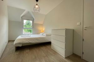 1 dormitorio con 1 cama, vestidor y ventana en Luxury apartment with exceptional view on the Cher river, en Saint-Avertin
