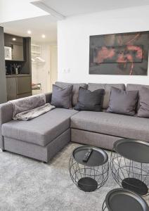 sala de estar con sofá y 2 mesas en ALANDALUS Modern y Luxury, en Sevilla