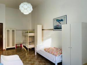 Cette petite chambre comprend un lit et une lampe. dans l'établissement ROMA GONDOLA SRLS, à Rome