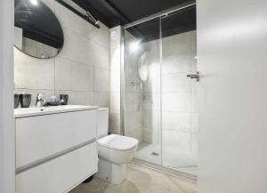 y baño blanco con aseo y ducha. en ALANDALUS Modern y Luxury, en Sevilla