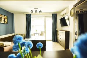 a living room with blue flowers in a room at Mario Apartamente - Romantic Mamaia in Mamaia
