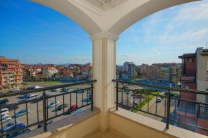 uma varanda com vista para a cidade em Evi Apartments 2 em Pomorie