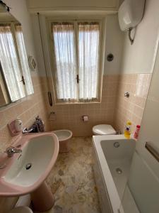 Phòng tắm tại Apartment via Antica Romana