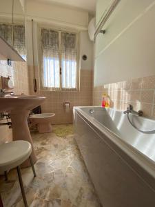 Phòng tắm tại Apartment via Antica Romana