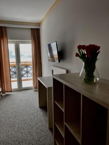 Televízia a/alebo spoločenská miestnosť v ubytovaní Karolowy pokoje&apartamenty