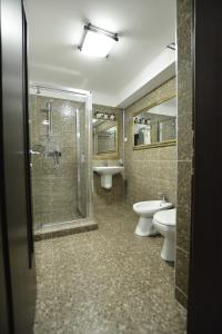a bathroom with two toilets and a shower and a sink at Mario Apartamente - Romantic Mamaia in Mamaia +44 photos