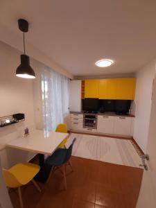 A kitchen or kitchenette at Chic Apartament