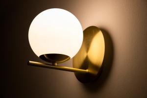 una lámpara con una luz blanca en la pared en Stay COOPER l Tivoli en Bolzano