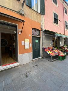 a building with a store with a door in a street at Piccola Bomboniera Vicino a Portofino by PortofinoVacanze in Rapallo +14 photos