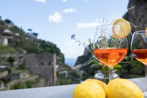 dos copas de vino y limones en una mesa en Casa Claudia, en Ravello