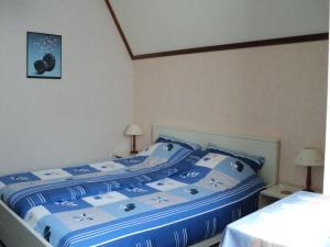 a bedroom with two beds with blue and white sheets at Hotel Arosa in Zandvoort