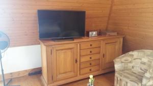 A television and/or entertainment centre at Komfort Apartman