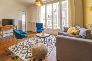 a living room with a couch and a table at Tours Hyper Centre - Balcon - Arrivée autonome in Tours