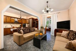 uma sala de estar com dois sofás e uma cozinha em Seaview Cottage - Calmare em Petrití