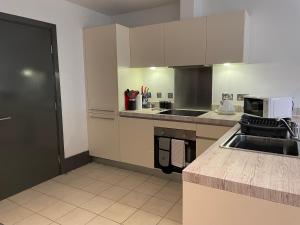 Liverpool City Princes Dock Apartment tesisinde mutfak veya mini mutfak