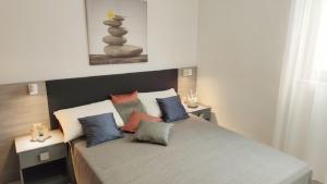 Postel nebo postele na pokoji v ubytování Apartments Rak + 37 fotografií