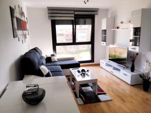 una sala de estar con un sofá y una mesa en APARTAMENTO KENITRA, en Avilés