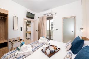 een kamer met een bed en een dienblad met eten erop bij MATALA * LUX CAVE in Matala