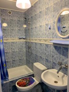 Pokoje Gościnne ADRIAN في كرينيتا مورسكا: حمام مع مرحاض ومغسلة