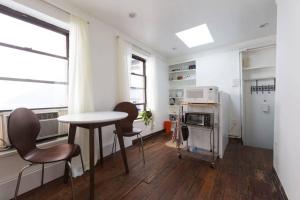 Ruang duduk di Cozy bright studio - Soho/Greenwich Village - 30+Days Only